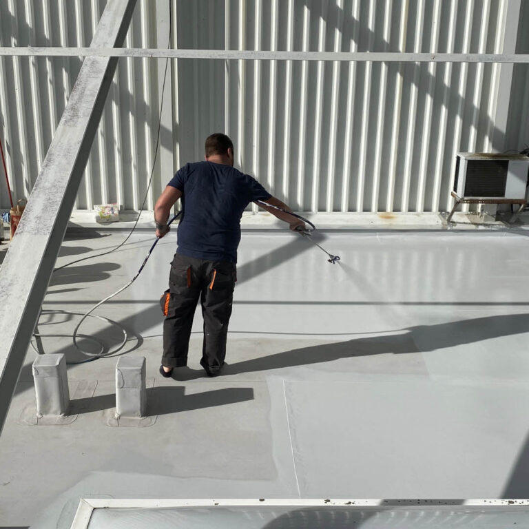 Arbeiter beim Aufbringen einer Dachbeschichtung - Cool Ants Germany