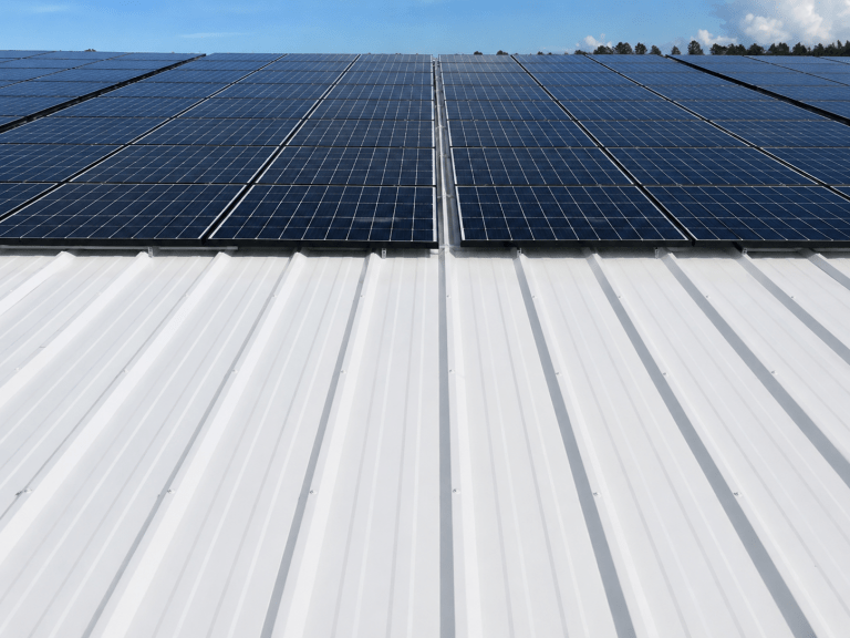 PV-Module auf weißen Dach